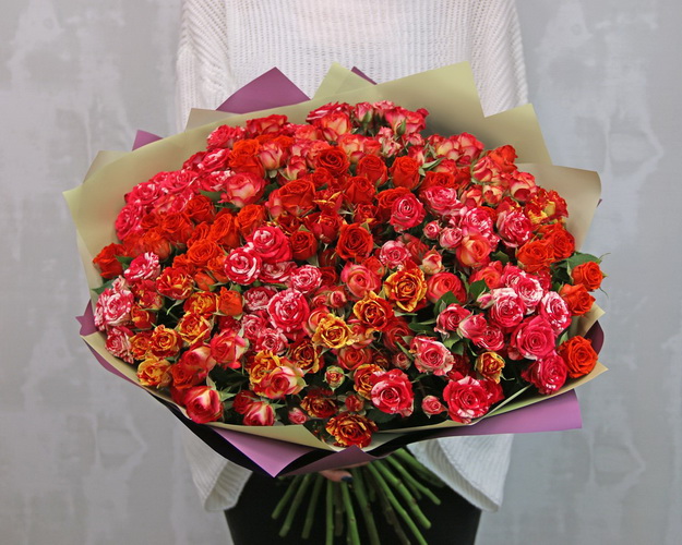 Букет із 35 кущових троянд у стильній упаковці