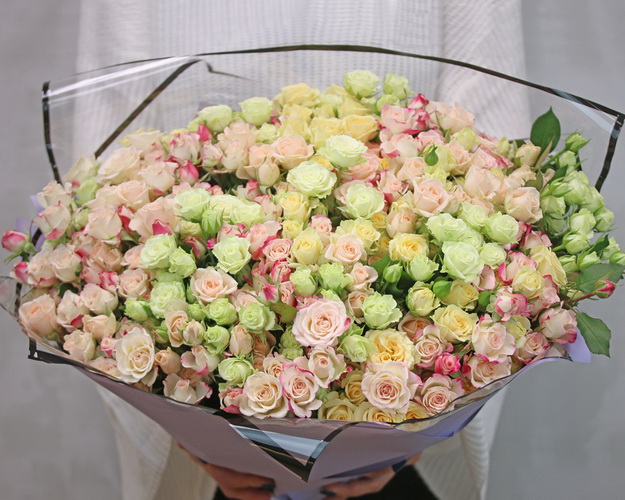 Букет із 51 кущової троянди ніжний мікс у стильній упаковці