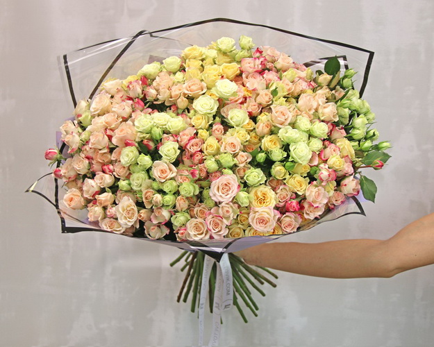 Букет із 51 кущової троянди ніжний мікс у стильній упаковці