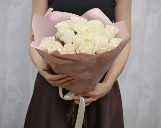 Букет із 15 білих троянд в упакуванні