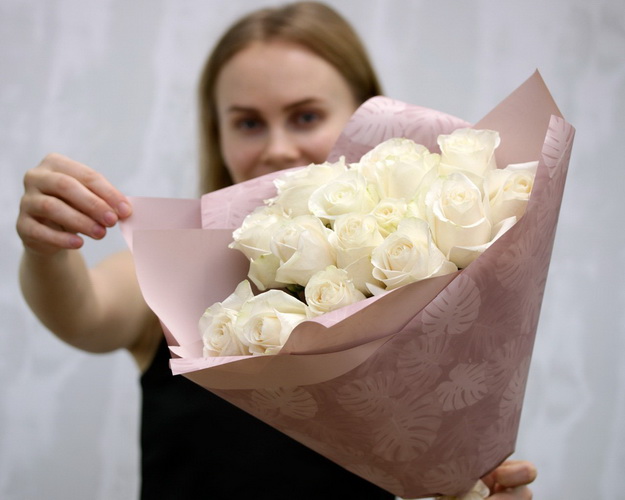 Букет із 15 білих троянд в упакуванні