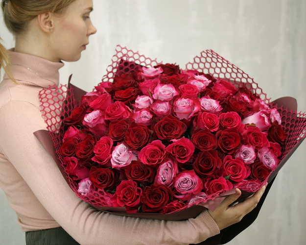 Букет із 75 троянд яскравий мікс в упакуванні