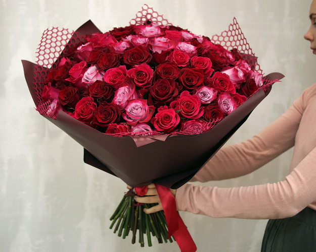 Букет із 75 троянд яскравий мікс в упакуванні