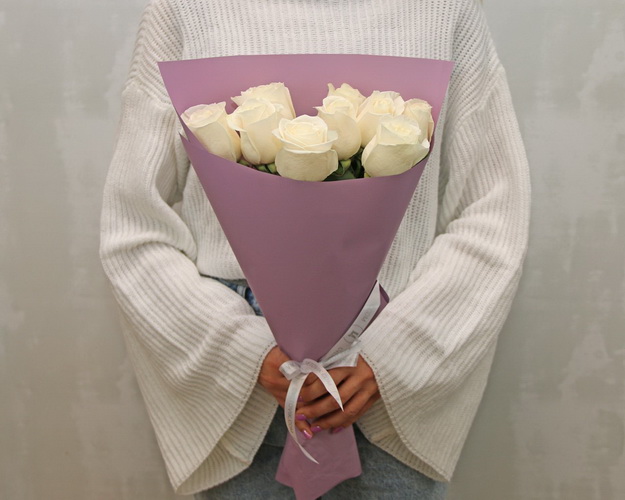 Букет із 9 білих троянд в упакуванні