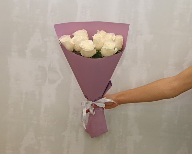 Букет із 9 білих троянд в упакуванні