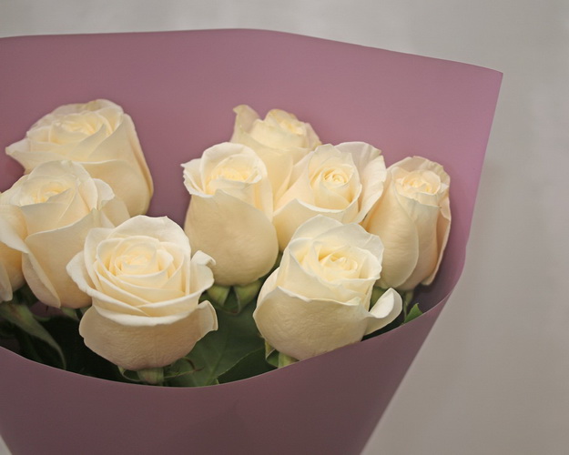 Букет із 9 білих троянд в упакуванні