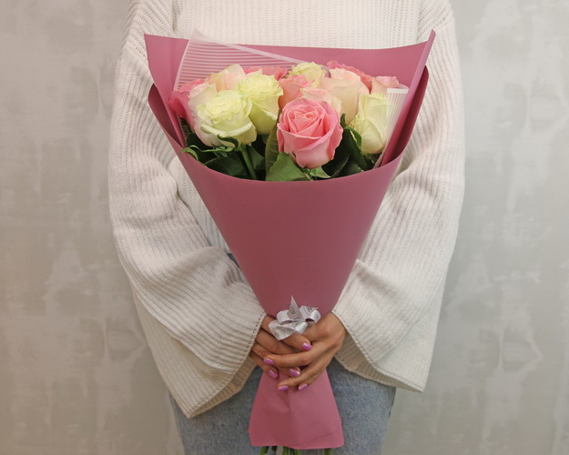 Букет із 15 троянд в упакуванні