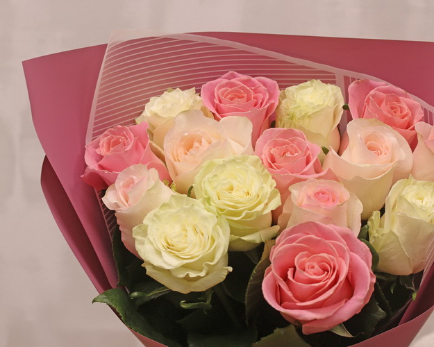 Букет із 15 троянд в упакуванні