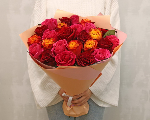 Букет із 25 імпортних троянд червоний мікс в упакуванні