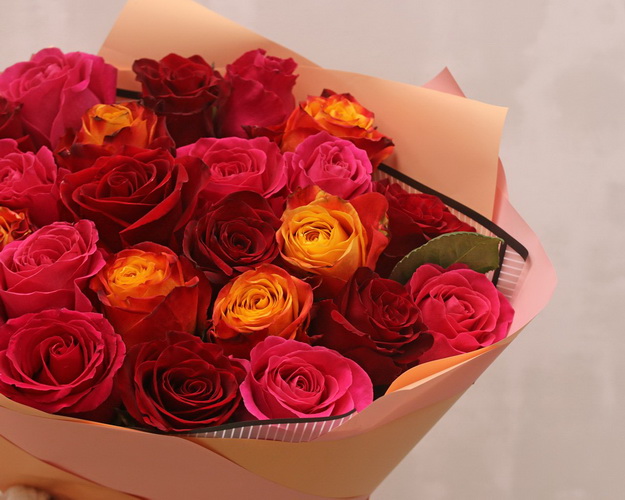 Букет із 25 імпортних троянд червоний мікс в упакуванні