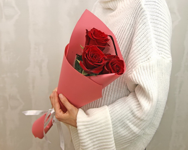 Букет із 3 червоних троянд в упакуванні