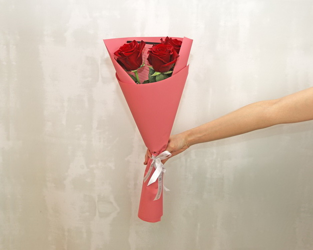 Букет із 3 червоних троянд в упакуванні