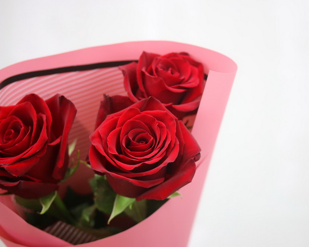 Букет із 3 червоних троянд в упакуванні