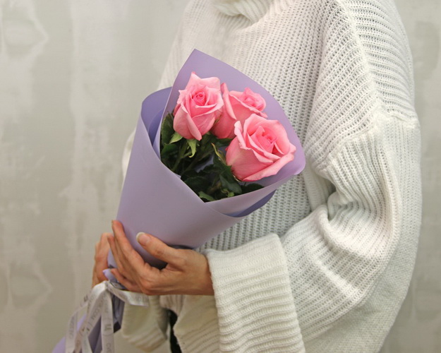 Букети 3 рожевих троянд в упакуванні
