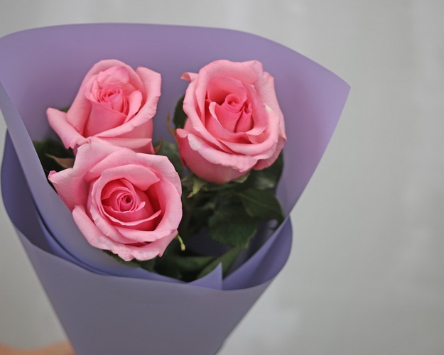 Букети 3 рожевих троянд в упакуванні