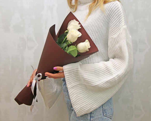 Букет із 3 білих троянд в упакуванні