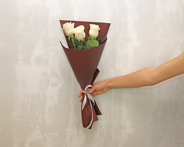 Букет із 3 білих троянд в упакуванні