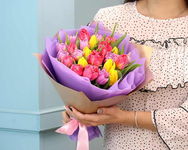 Букет із 25 піоноподібних тюльпанів яскравий мікс у фіолетовій упаковці