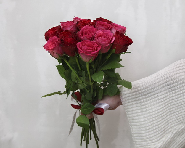 Букет з 15 троянд червоний мікс під стрічку