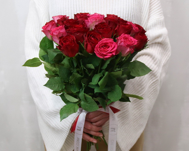 Букет із 25 троянд малинових та червоних під стрічку