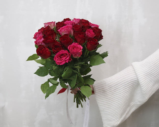 Букет із 25 троянд малинових та червоних під стрічку