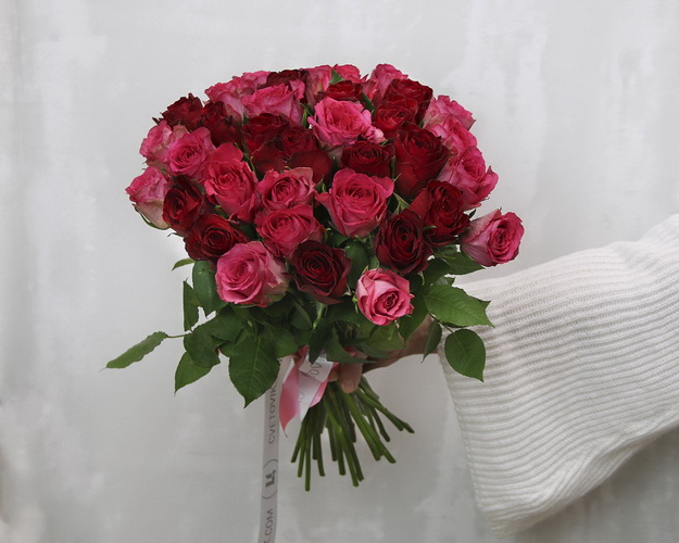 Букет із 35 троянд мікс червоних під стрічку