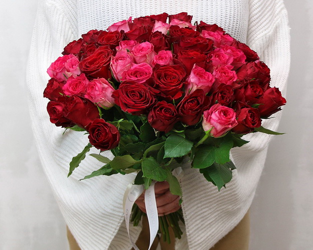 Букет з 51 троянди мікс в упакуванні