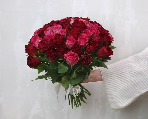 Букет з 51 троянди мікс в упакуванні