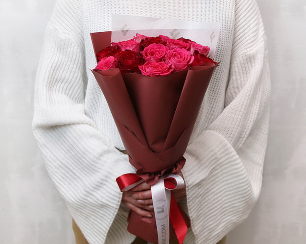 Букет з 15 троянд червоний мікс в упакуванні