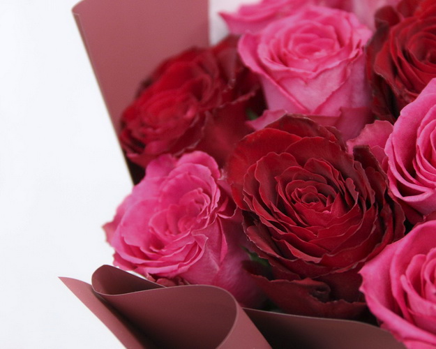 Букет з 15 троянд червоний мікс в упакуванні