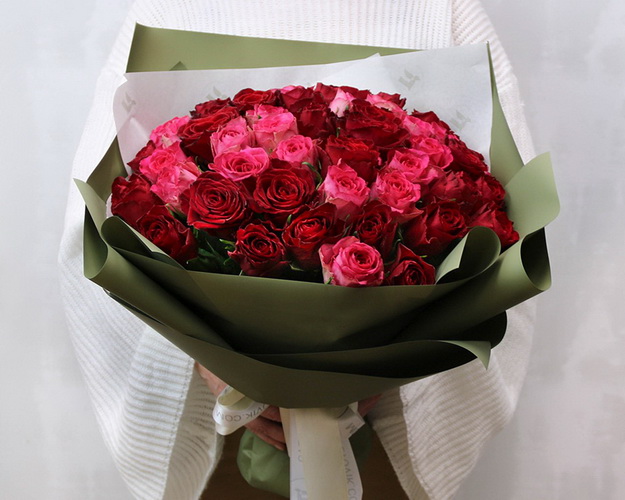 Букет з 45 червоних та рожевих троянд в упакуванні