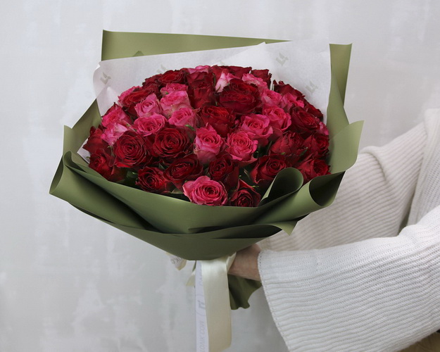 Букет з 45 червоних та рожевих троянд в упакуванні