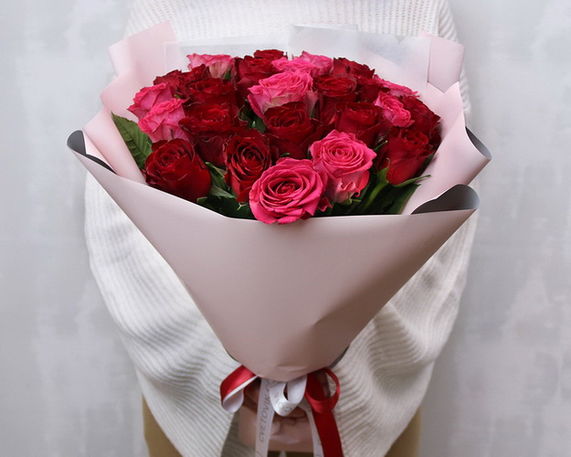 Букет з 25 червоних та рожевих троянд мікс 35-40 см (Кенія) у стильній упаковці