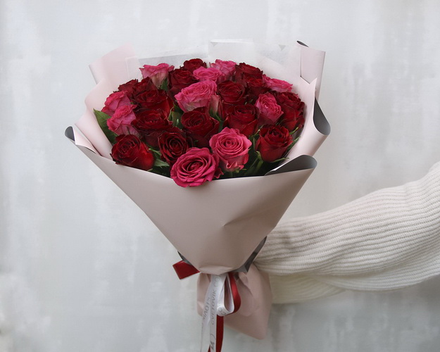 Букет з 25 червоних та рожевих троянд мікс 35-40 см (Кенія) у стильній упаковці