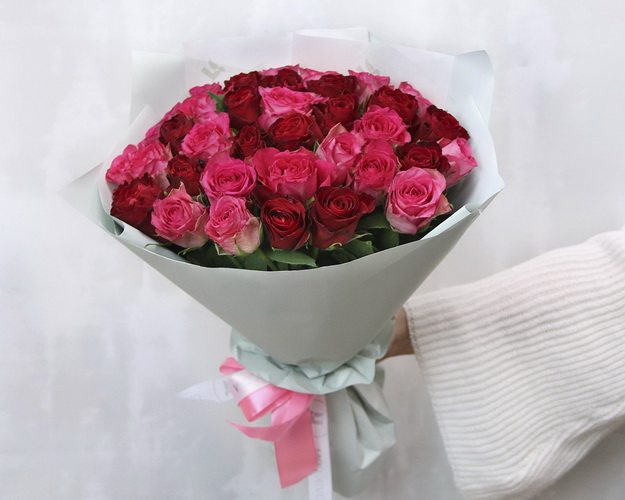 Букет з 35 троянд Малиновий мікс