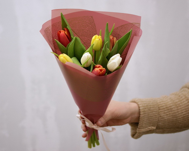 Букет комплімент 7 тюльпанів у стильній упаковці