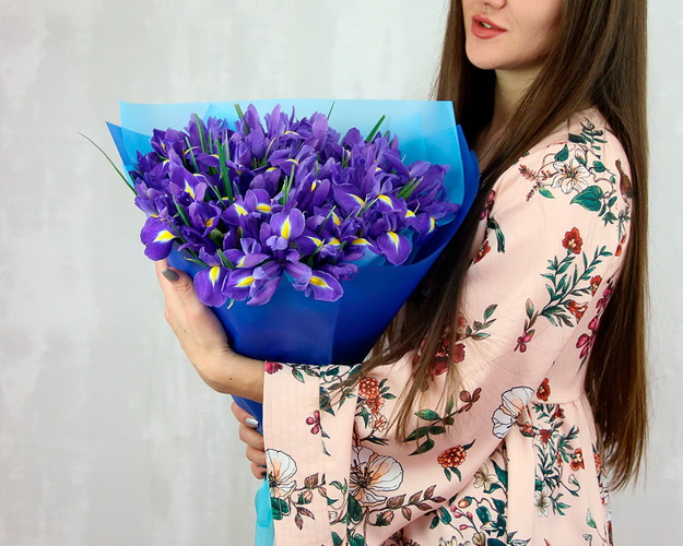 Букет із 35 ірисів у стильній упаковці.