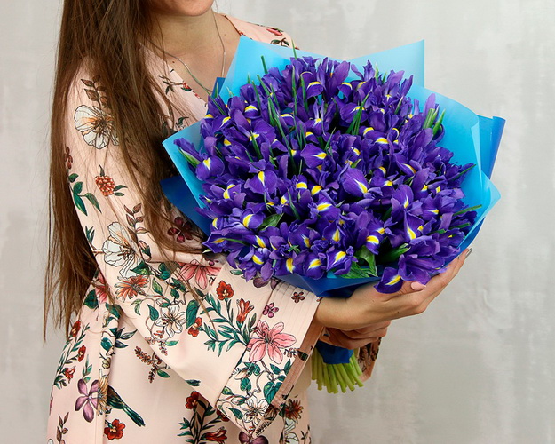 Букет із 51 ірису в стильній упаковці.