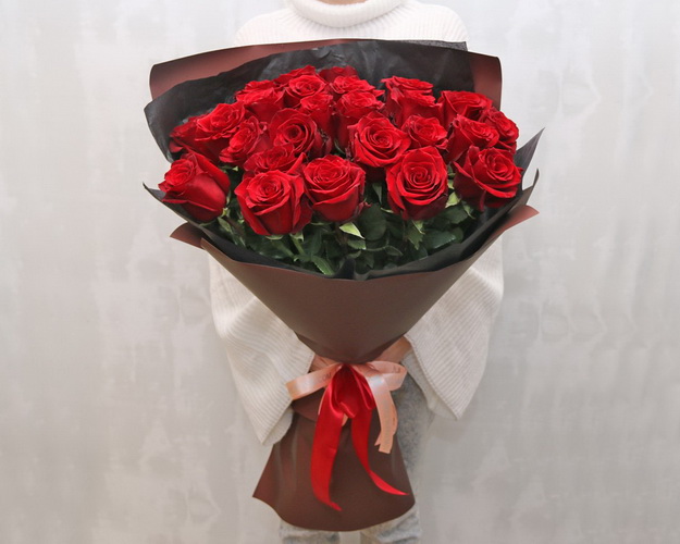 Букет із 25 червоних імпортних троянд в упакуванні