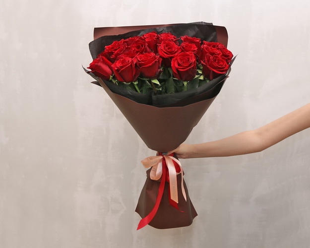 Букет із 25 червоних імпортних троянд в упакуванні