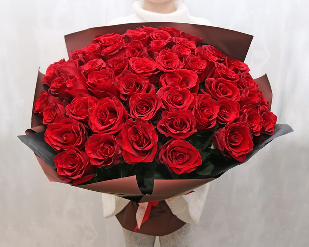 Букет 51 імпортна червона троянда в упакуванні