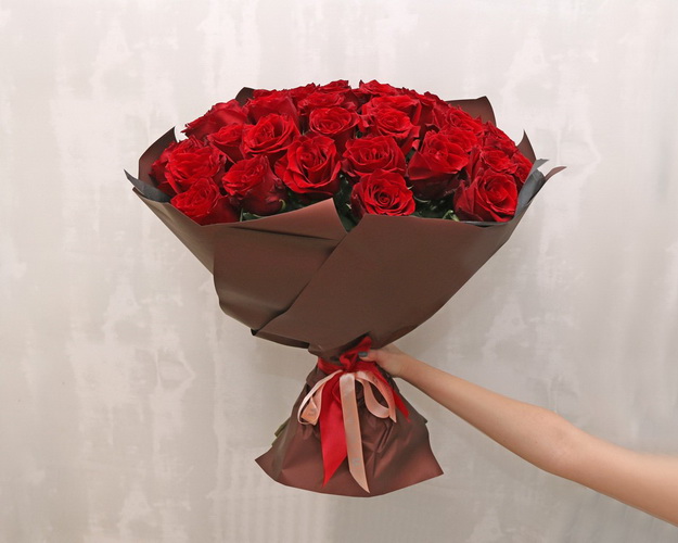 Букет 51 імпортна червона троянда в упакуванні