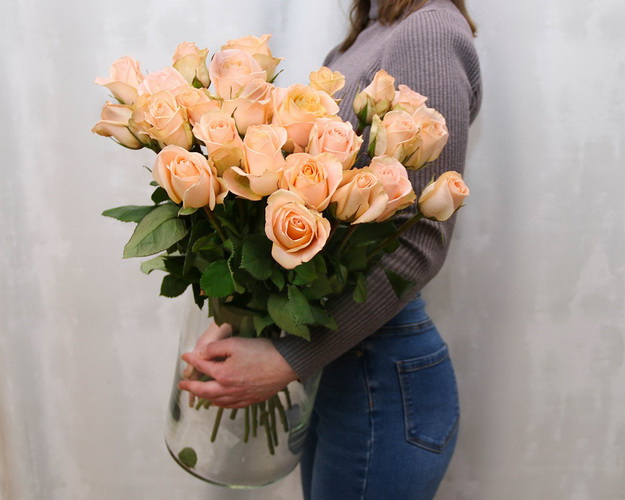 Троянда імпорт коралового відтінку