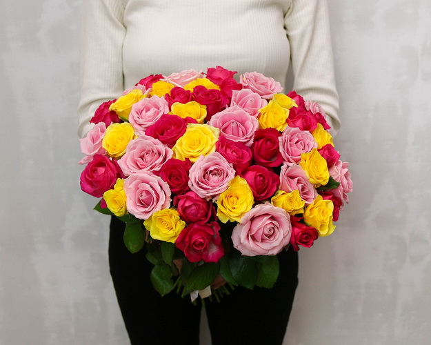 Букет із 51 троянди яскравий мікс під атласну стрічку