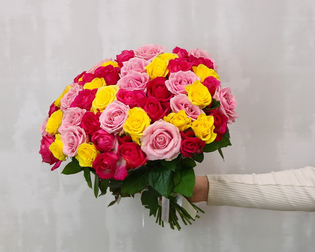 Букет із 51 троянди яскравий мікс під атласну стрічку