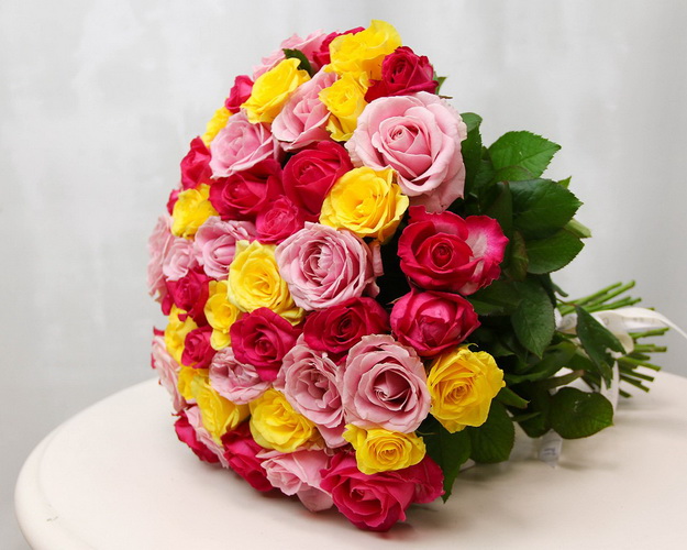 Букет із 51 троянди яскравий мікс під атласну стрічку