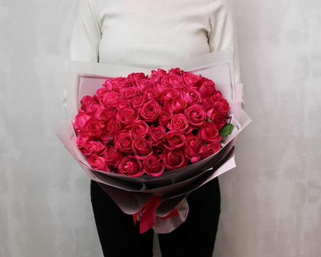 Букет із 51 малинової троянди в упакуванні