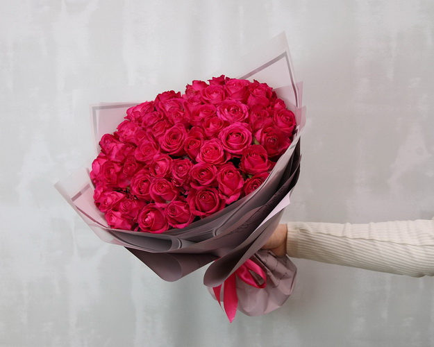 Букет із 51 малинової троянди в упакуванні