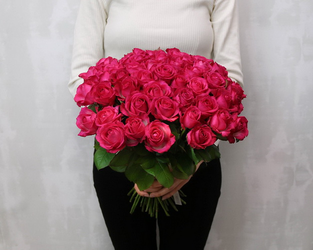 Букет із 51 малинової троянди під стрічку