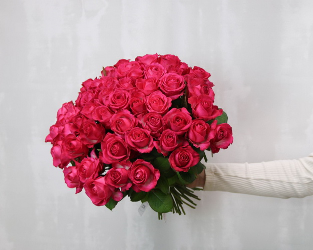 Букет із 51 малинової троянди під стрічку